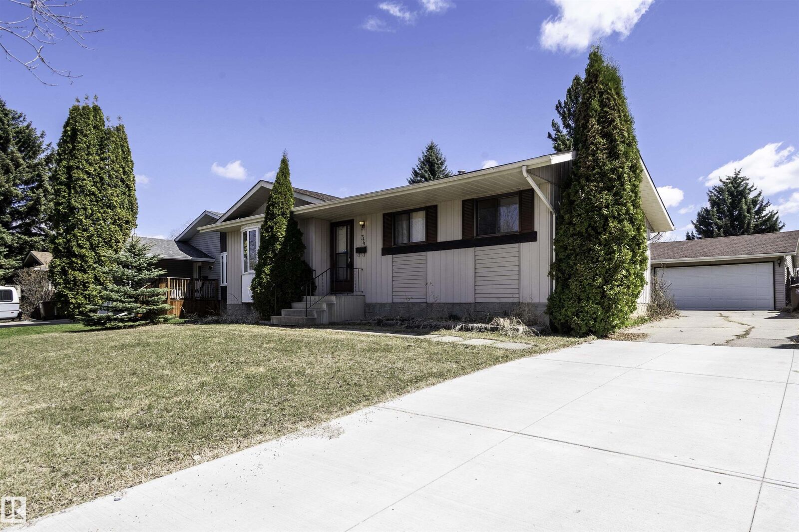 Property Photo:  34 Abbey Crescent  AB T8N 2X2 