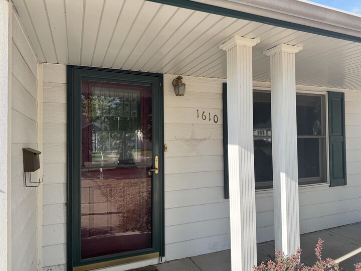 Property Photo: 1610 W 3rd St NE 69101