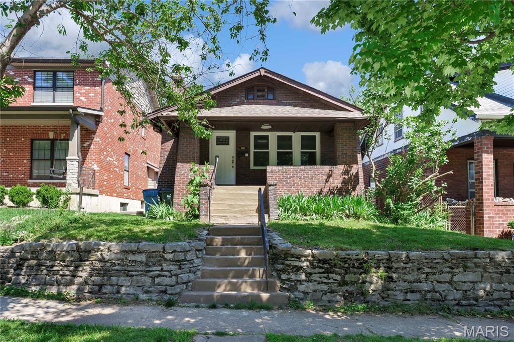 Property Photo:  1024 Yale Avenue  MO 63117 