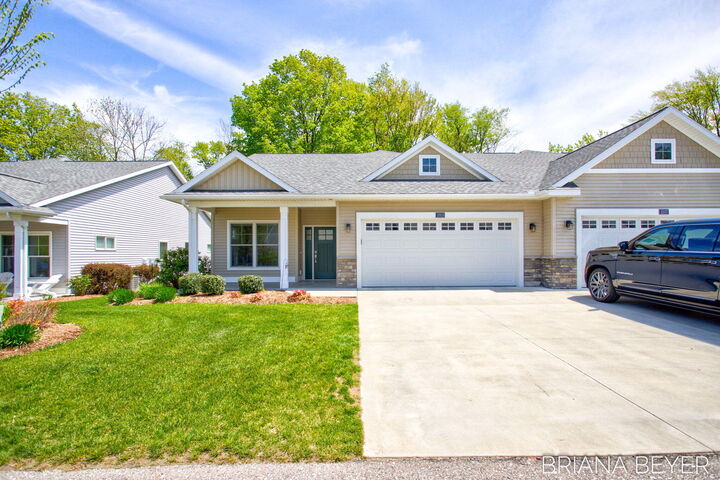 Property Photo:  1003 Maplewood Court  MI 49423 