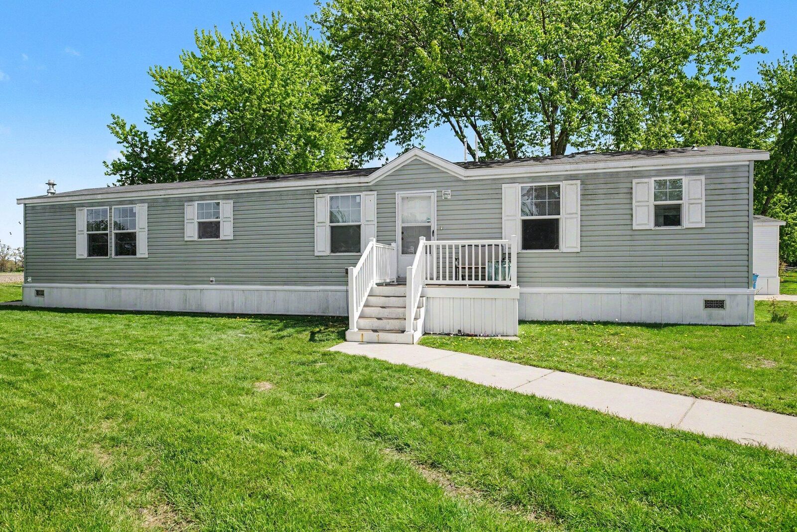 Property Photo:  1558 W Shawnee  MI 49101 