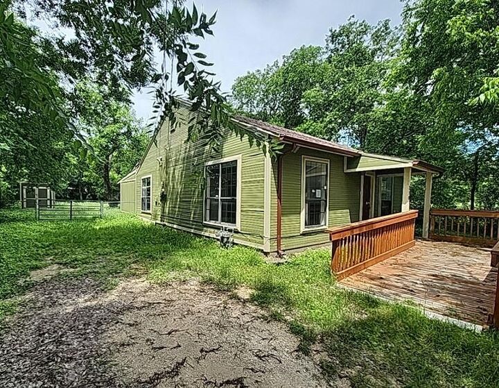 Property Photo: 218 S Buffalo Avenue TX 76033