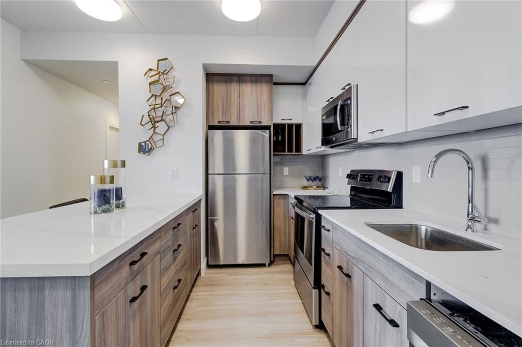 Property Photo:  49 Walnut Street S 1908  ON L8N 2L1 