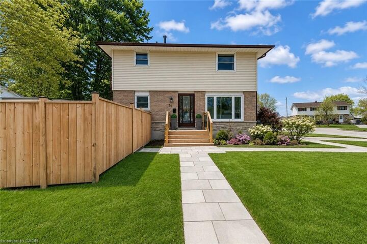 Property Photo:  35 Mockingbird Drive  ON N3B 3E4 
