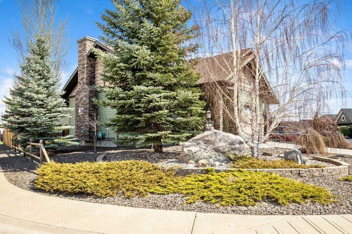 Property Photo:  1126 Highland Green View NW  AB T1V 1X1 