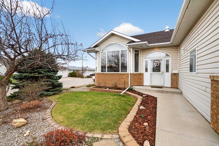 Property Photo:  1121 Southview Drive  AB T0M 2A0 