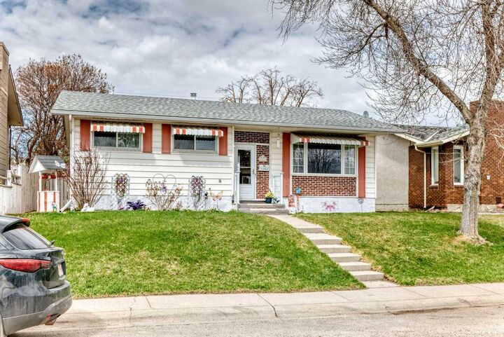 Property Photo:  165 Marbrooke Circle NE  AB T2A 2W4 
