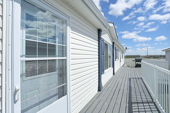 Property Photo:  45 Meadowplace Crescent E  AB T1R 0R5 