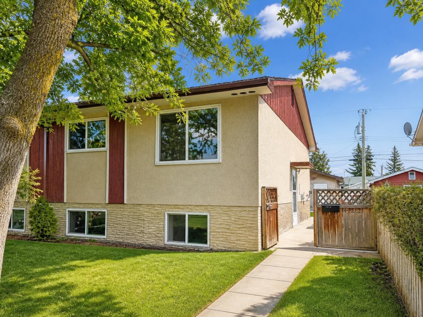 Property Photo: 422 40 Street NE AB T2A 0M5