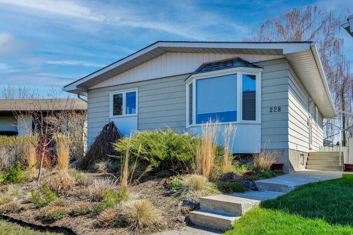 Property Photo:  228 Dovercrest Place SE  AB T2B 1Y5 