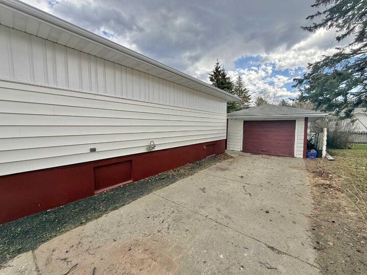 Property Photo:  114 Willow Drive  AB T7V 1E5 