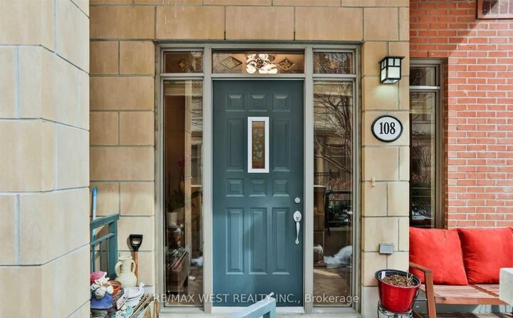 Property Photo: 330 Princess Royal Drive Gv-108 ON L5B 4M8