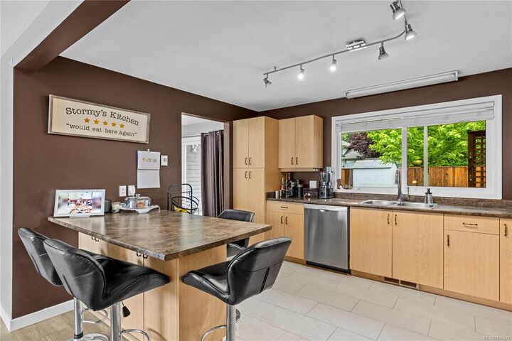 Property Photo:  375 Temple St  BC V9P 1C9 