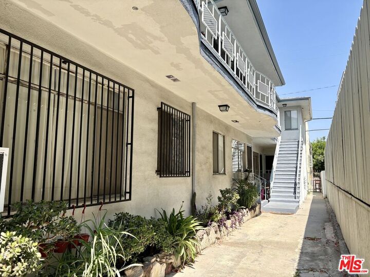Property Photo: 1010 N Stanley Ave CA 90046