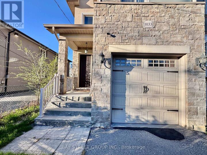 Property Photo:  1033 Shaw Drive  ON L5G 3Z3 