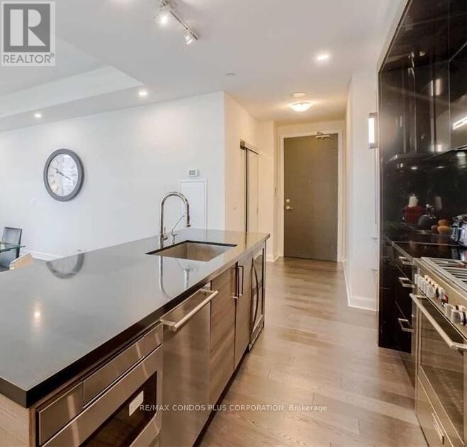 Property Photo:  33 Shore Breeze Drive 3901  ON M8V 0G1 