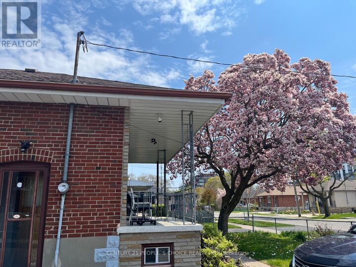 Property Photo:  10 Rosewood Avenue  ON M8Z 1X4 