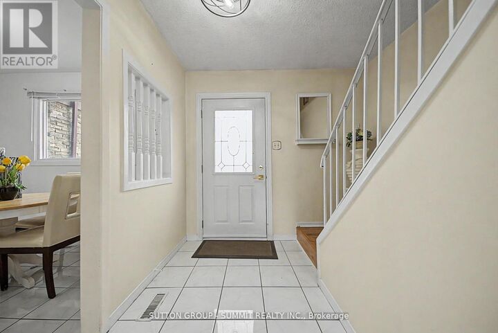 Property Photo:  45 Hansen Road North 61  ON L6V 3C5 