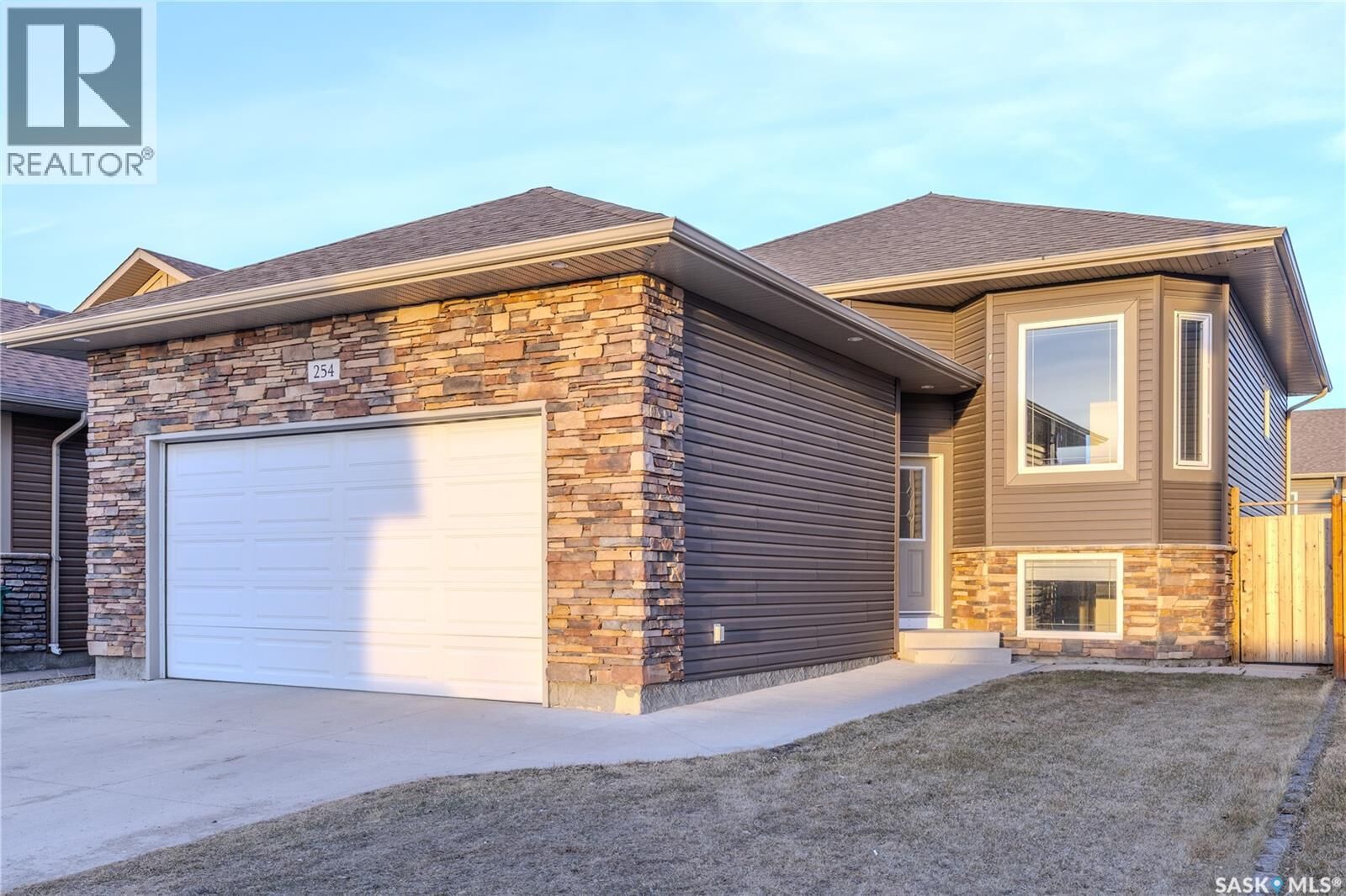 Property Photo:  254 Macinnes Street  SK S7T 0T2 