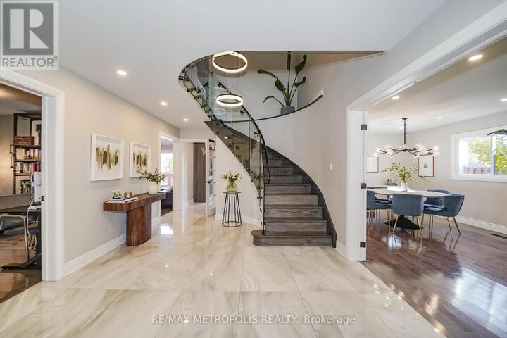 Property Photo:  4392 Grassland Crescent  ON L5V 1E2 