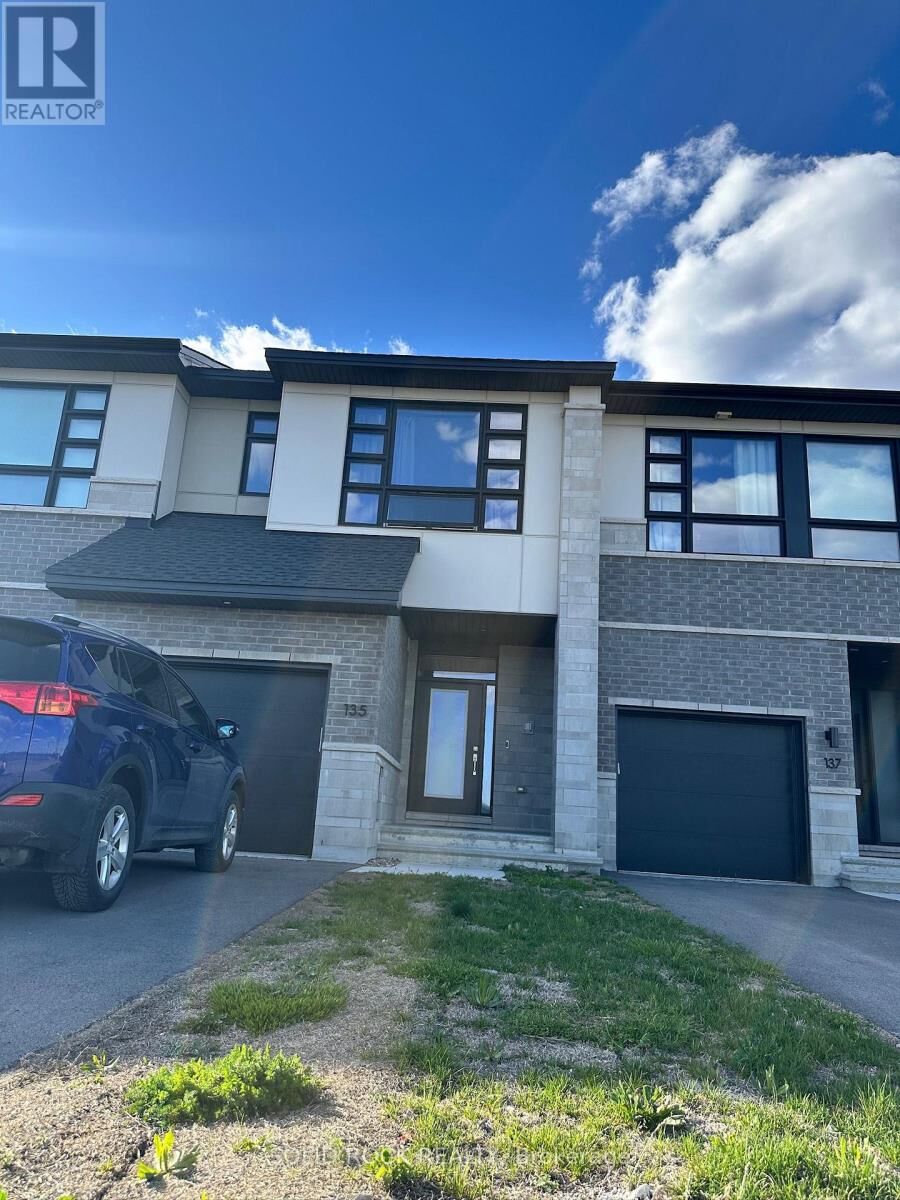 Property Photo:  135 Rockmelon Street  ON K1X 0K3 