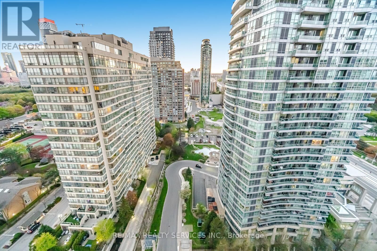 Property Photo:  30 Elm Drive West 1811  ON L5B 0N6 