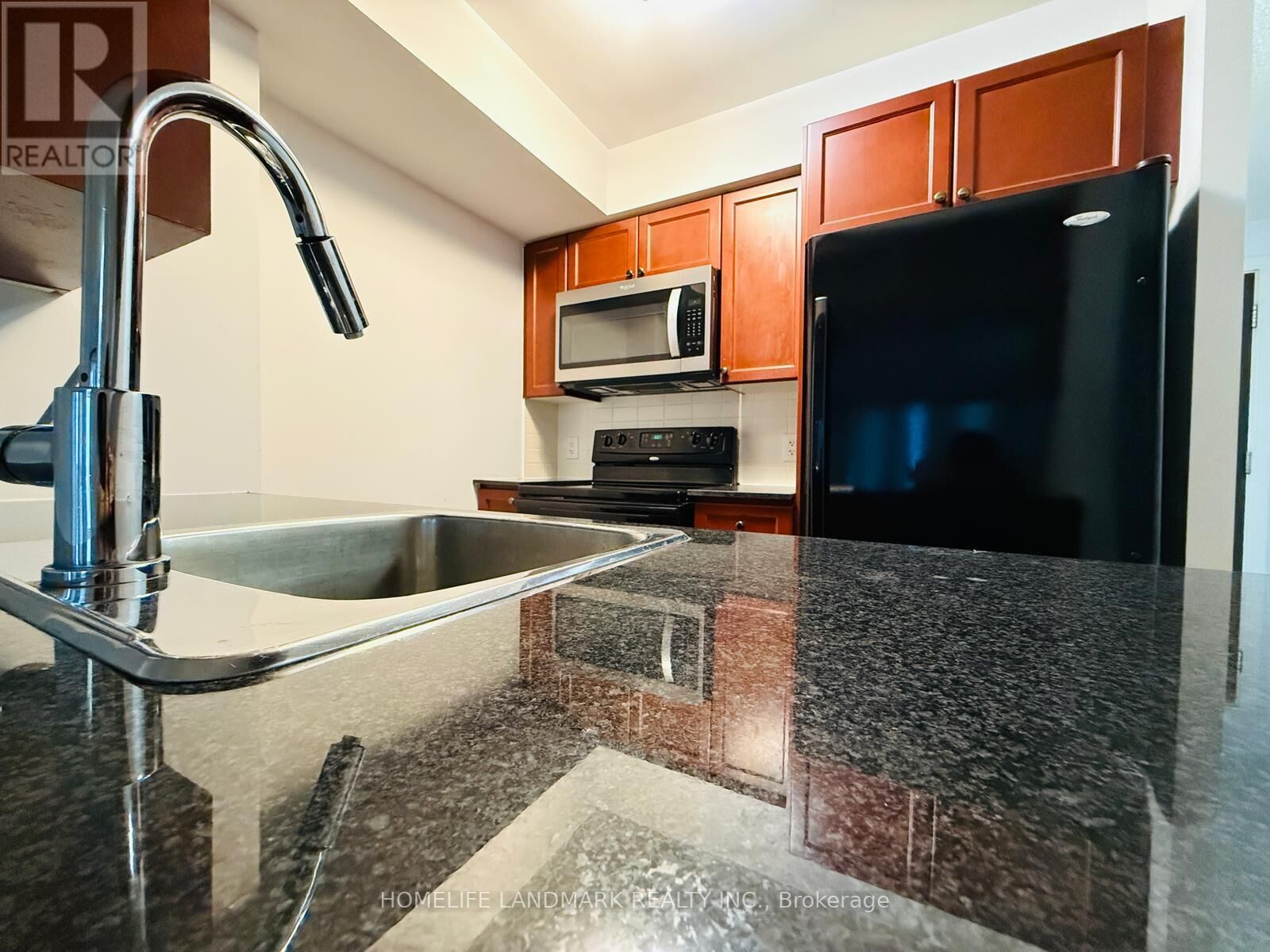 Property Photo:  135 Village Green Square 2419  ON M1S 0G3 