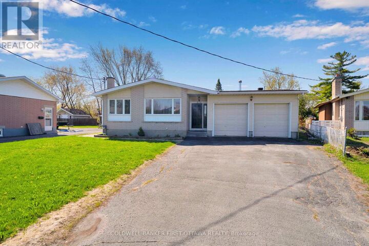 Property Photo:  876 Balsam Drive  ON K1E 1B5 