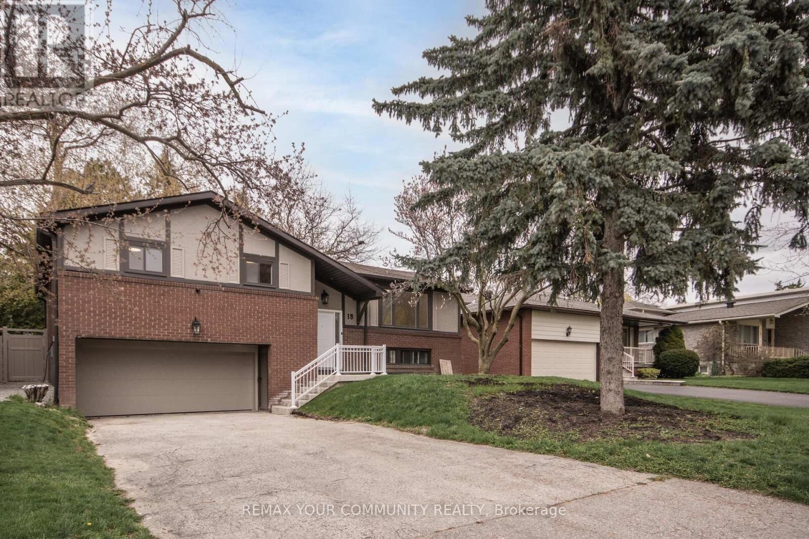 Property Photo:  18 Ironshield Crescent  ON L3T 3K7 