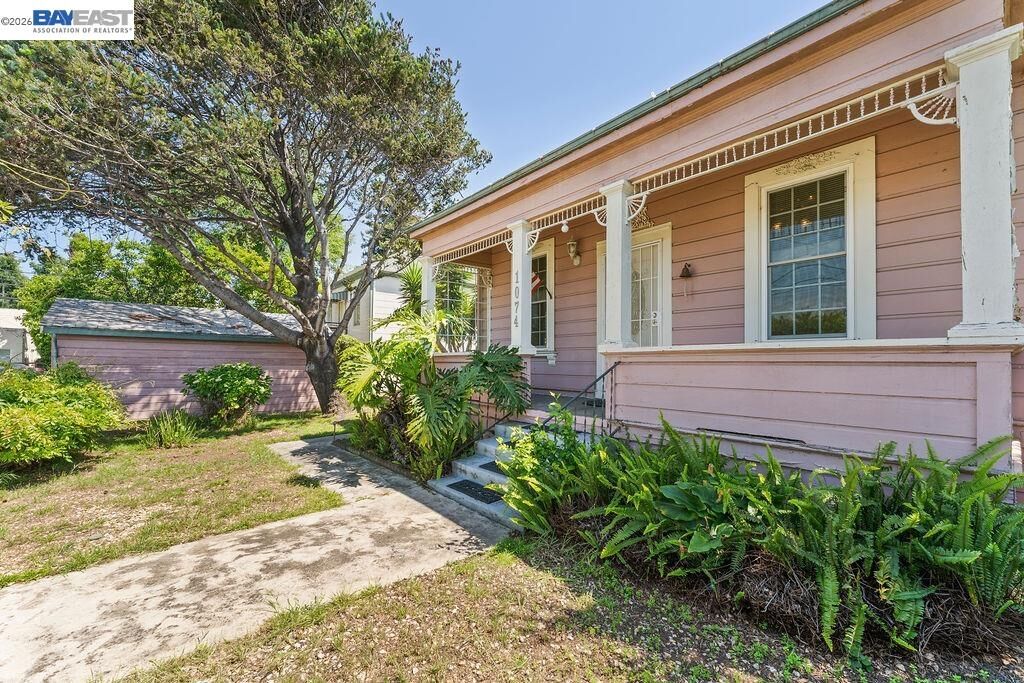 Property Photo: 1086 Delano St CA 94580