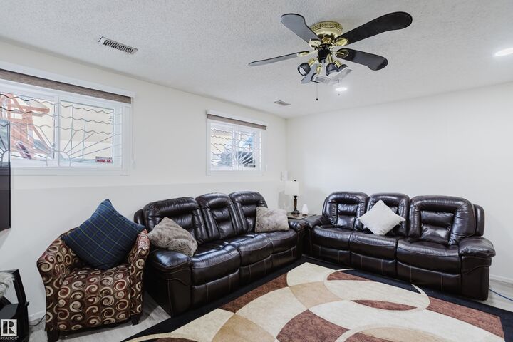 Property Photo:  236 Lago Lindo Crescent NW  AB T5Z 1Y5 