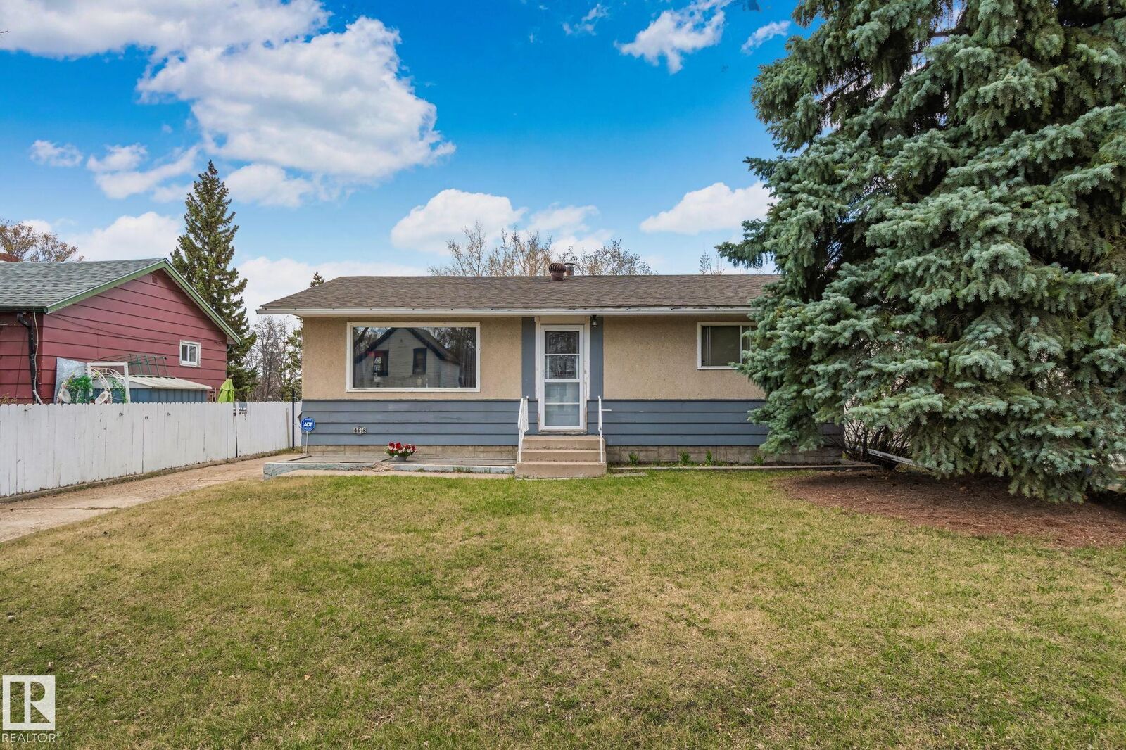 Property Photo:  4618 53 Avenue  AB T9A 0Y5 