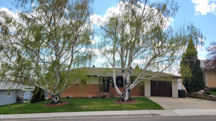 Property Photo:  703 Sweetbriar Road  ND 58554 