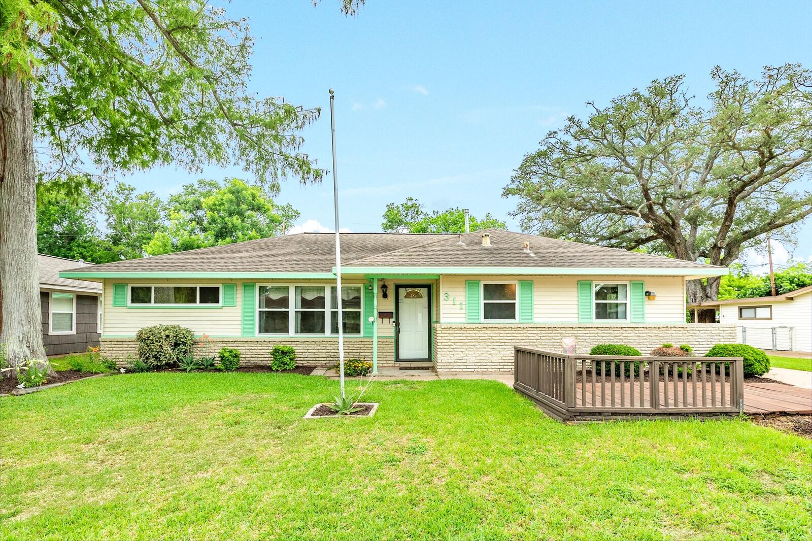 Property Photo: 311 Carnation Street TX 77566
