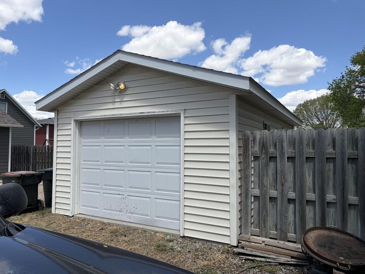Property Photo: 806 S Bare NE 69101