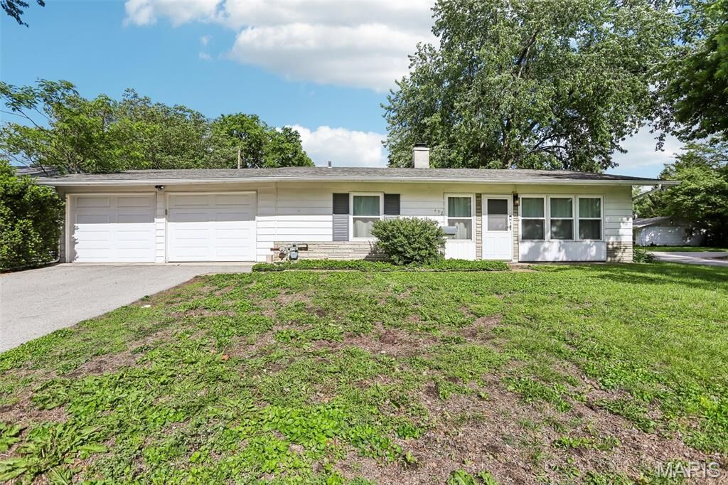 Property Photo:  452 S 6th Street  IL 62232 