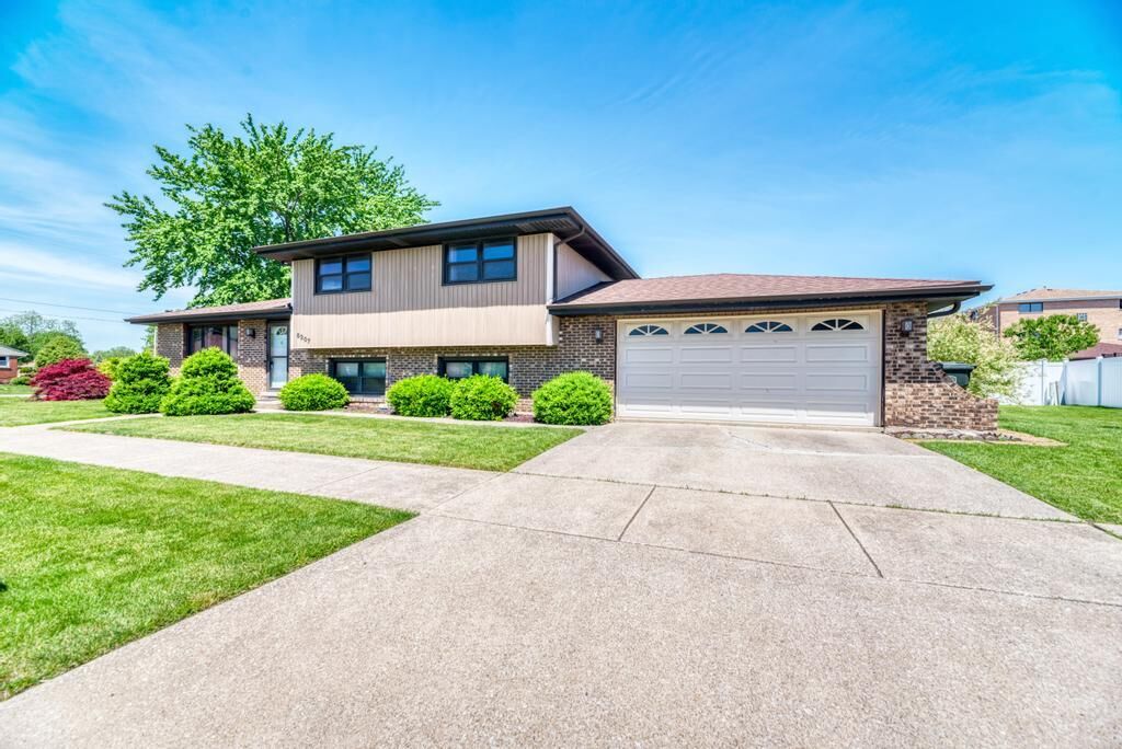Property Photo: 8207 S 82nd Avenue IL 60458
