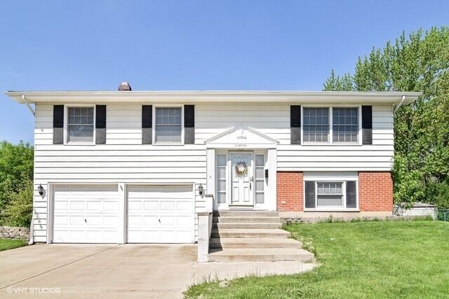 Property Photo:  23W063 Blenheim Court  IL 60137 