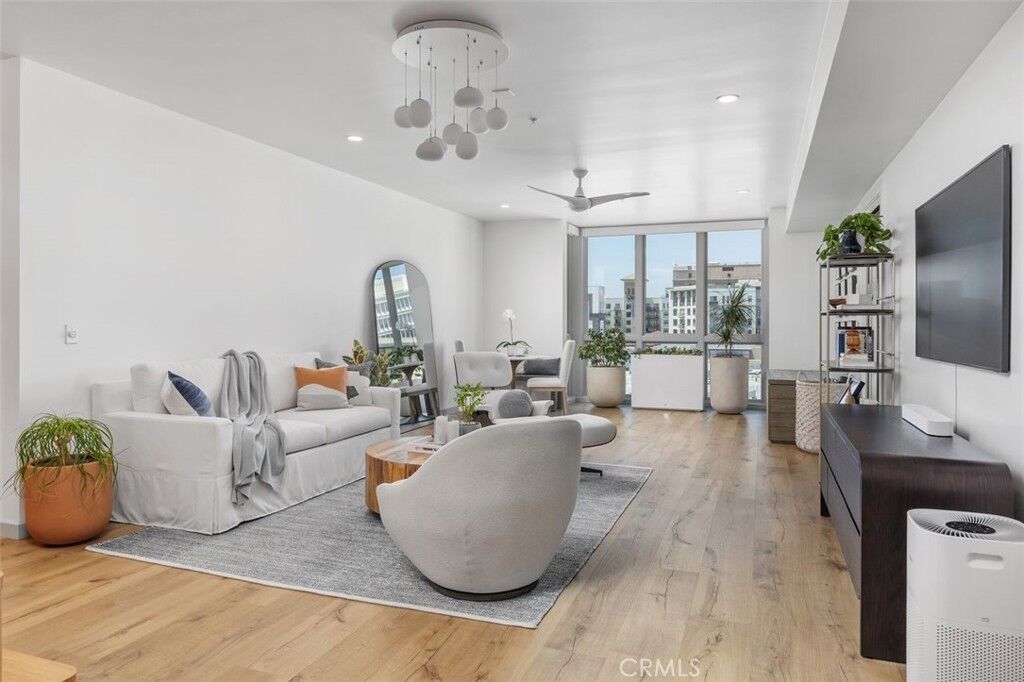 Property Photo:  39 S Los Robles Avenue 5016  CA 91101 