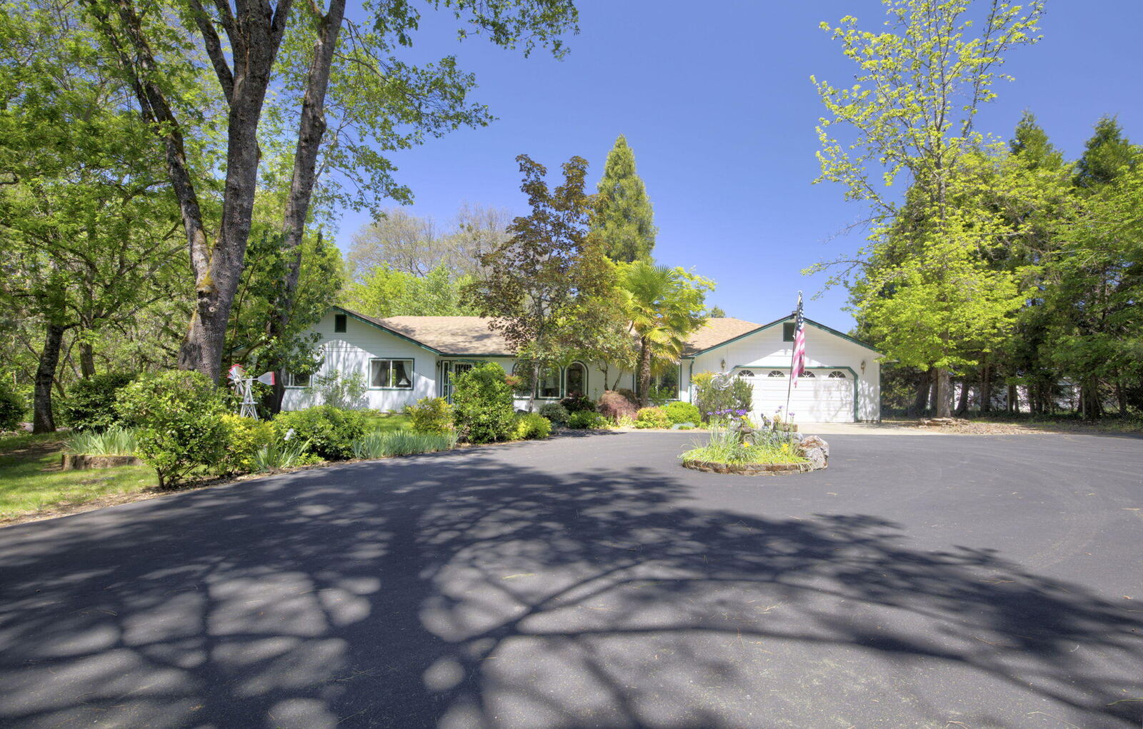 Property Photo:  258 Walker Road  OR 97527 