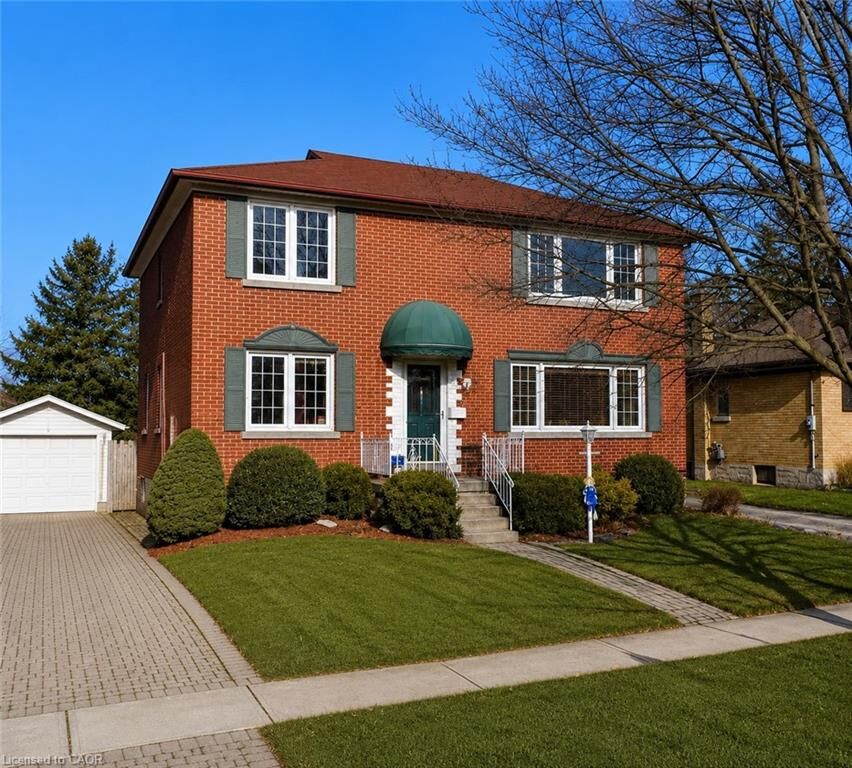Property Photo:  92 Pattandon Avenue B  ON N2M 3S5 