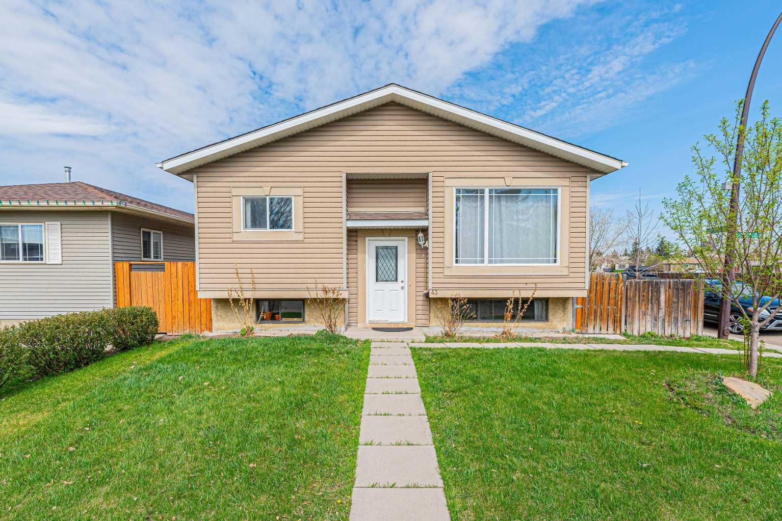 Property Photo:  43 Abbercove Road SE  AB T2A 6Z1 