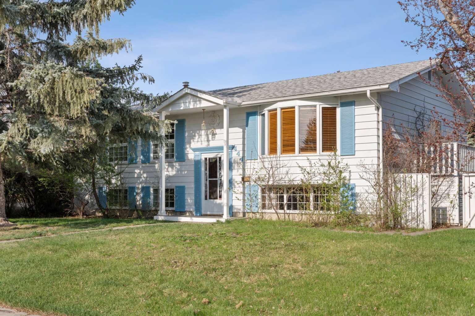 Property Photo:  444 Woodland Crescent SE  AB T2J 1J9 