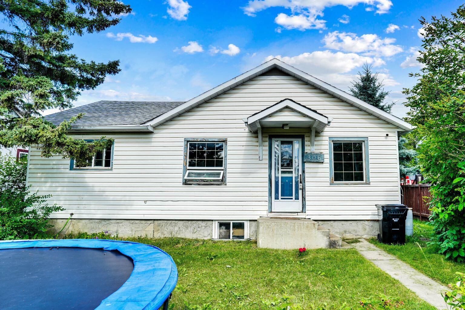 Property Photo:  306 1 Street E  AB T0M 0R0 