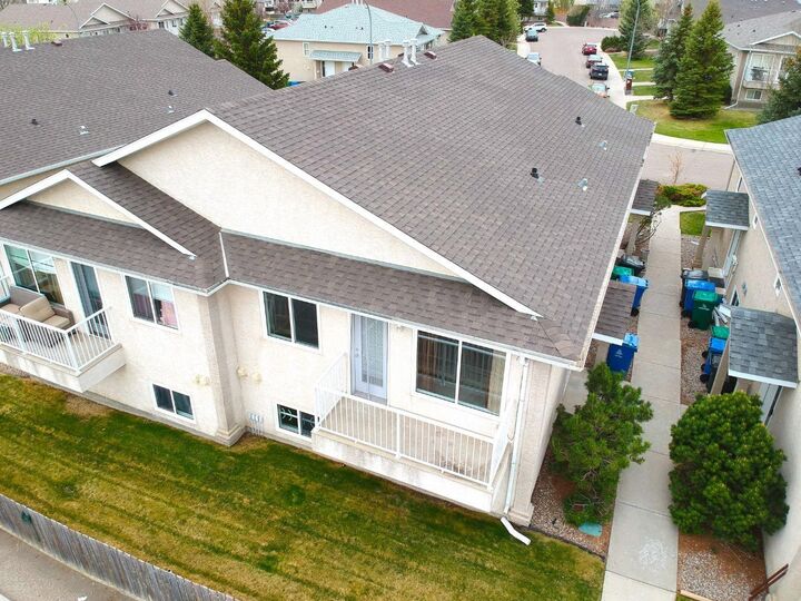 Property Photo:  11 Highlands Place W 4  AB T1J 4X8 
