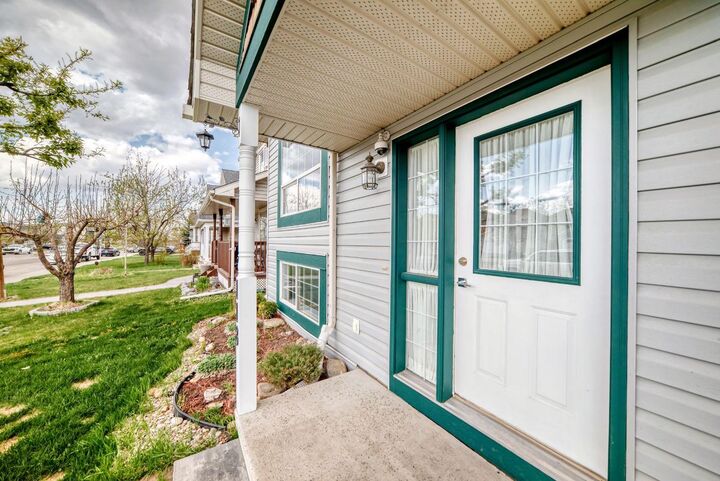 Property Photo:  118 Bridleridge Way SW  AB T2Y 4K8 