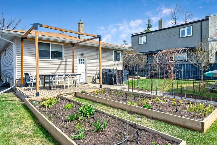 Property Photo:  95 Hillgrove Crescent SW  AB T2V 3K9 