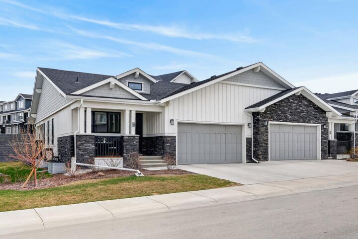 Property Photo:  46 Crestridge Bay SW  AB T3B 6H2 