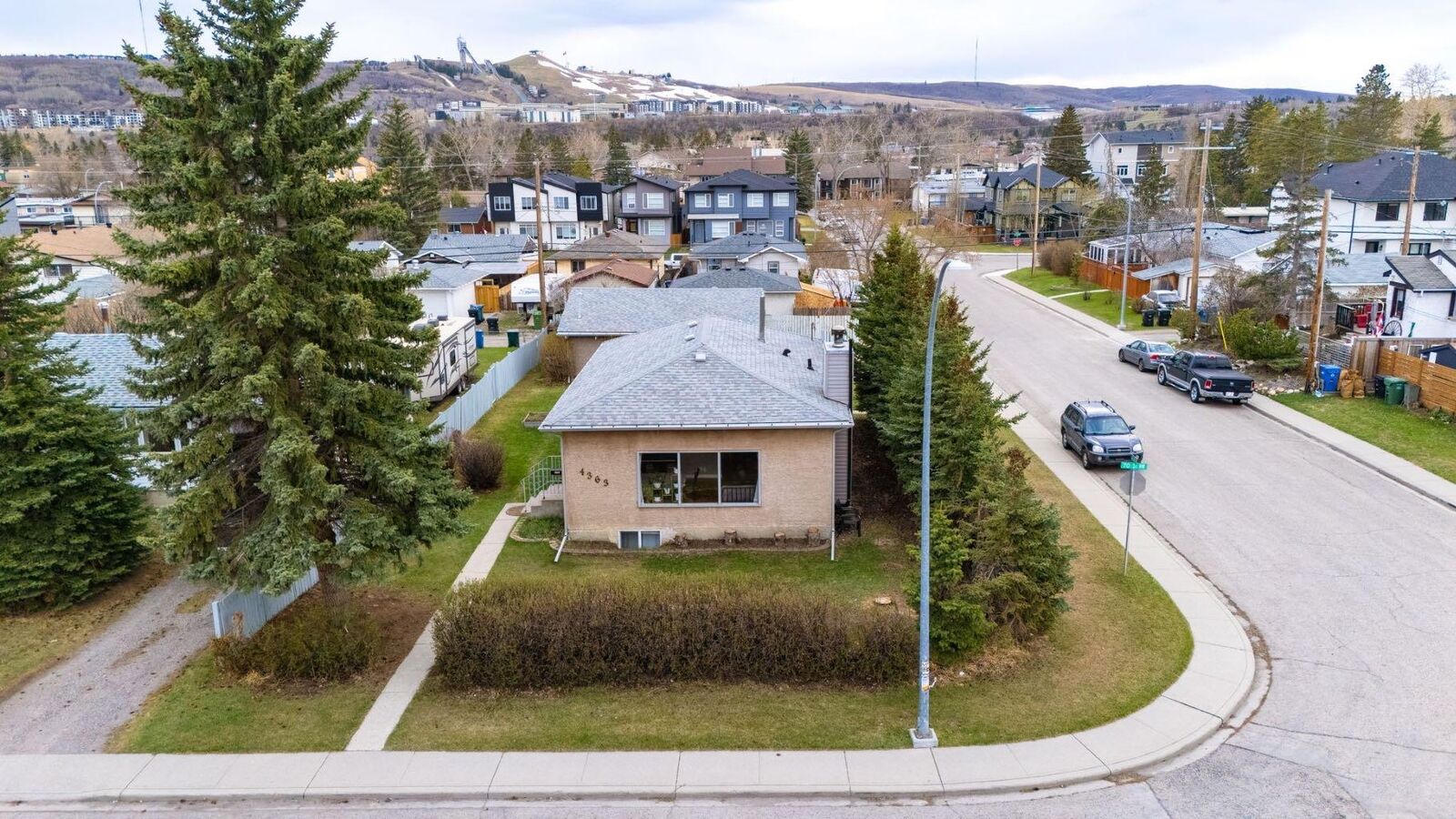 Property Photo:  4363 70 Street NW  AB T3B 2K4 