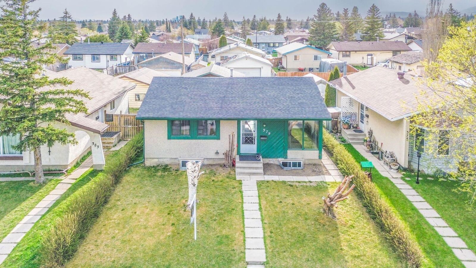 Property Photo:  379 Maitland Crescent NE  AB T2A 5T6 